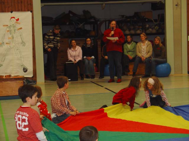 Zum Abschluss der Projektwoche 2005 begrüßte Fr. Kolthammer alle Eltern in der Turnhalle der Grundschule Alfen