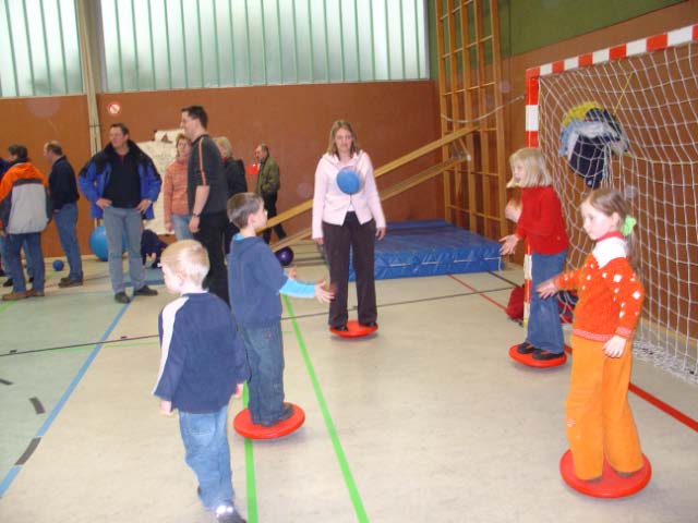 Zum "Gesund leben" gehört viel Bewegung. In der Turnhalle war dazu ein Parcours aufgebaut