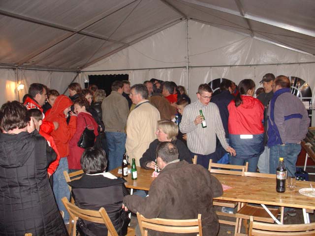 Leichte Kommunikationsprobleme überraschten die Alfener. Doch hier zeigten die Alfener ihr Organisationstalent und ihre Spontanität. Dem Abend auf dem Sportplatz konnte man nicht anmerken, dass ihm nur ein Stunde Vorbereitung voranging