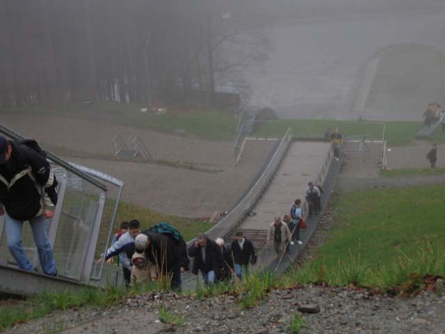 Der Aufstieg führte an der Sprungschanze vorbei. Das Wetter war am Morgen noch nicht sehr einladend