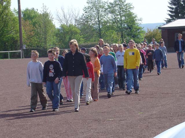 Alle Schüler der Grundschule Alfen besuchten die französischen Gäste auf dem Sportplatz