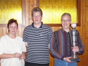 (Links) Neue Bataillonsmeisterin Petra Hansmeier,(Mitte) Thorsten Reiher Schießmeister,(Rechts)Sieger Willi Keck Pokal Ostkompanie , Vertreten durch Hauptmann Hartwig Nillies