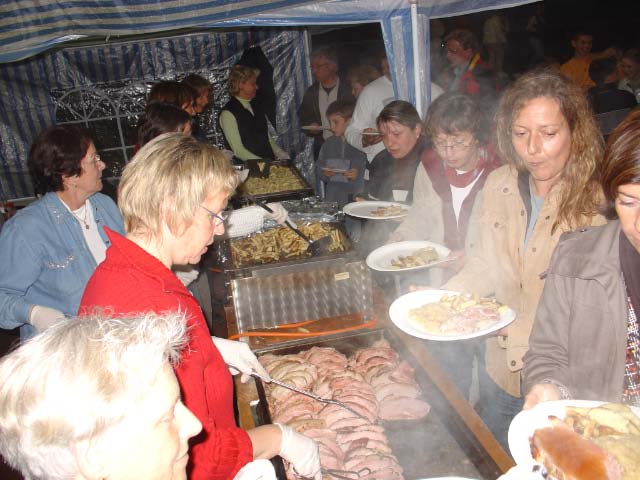 Zusammen mit Schupfnudeln und Sauerkraut bereitete er den französischen und Alfener Gästen ein tolles Essen