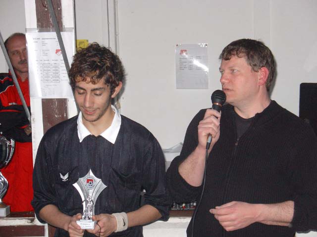 Einen Ehrenpokal gab es für Mustafa Kaplan, dem neuen Alfener Schiedsrichter. Er leitete alle Spiele souverän und zeigte, das er zurecht die Schiedsrichterprüfung in der vergangenen Woche bestanden hat.