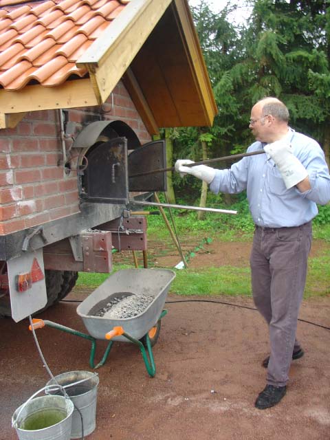Nach Knut Bohnwagner am Mittag schon seine Suppe kredenzte, machte er sich am Nachmittag daran einen Krustenbraten zuzubereiten