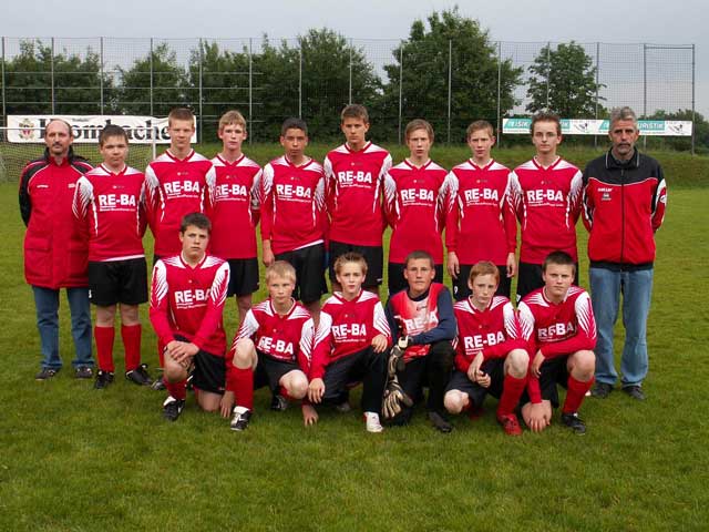 Die Alfener C-Jugend 2004/2005 hat in diesem Jahr ganz oben mitgespielt. In der 1. Kreisliga belegte das Team von Mark und Hans-Jürgen Pahlsmeyer am Ende der Saison punktgleich mit TuRa Elsen den 1. Platz.