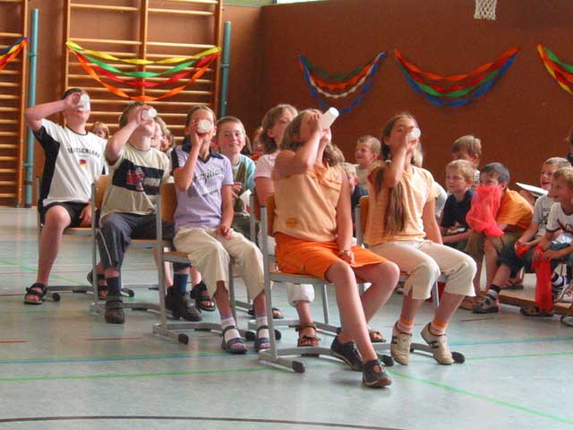 Schulleiterin Julia Kolthammer verabschiedet sich von der Grundschule unterm Regenbogen (2005)