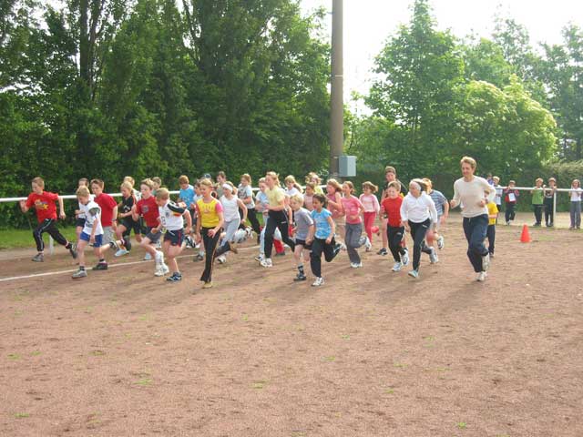 Zu Beginn waren noch alle frisch, daher wurde zuerst der 800 Meter Lauf veranstaltet. Die 3. und 4. Klasse waren zuerst dran.