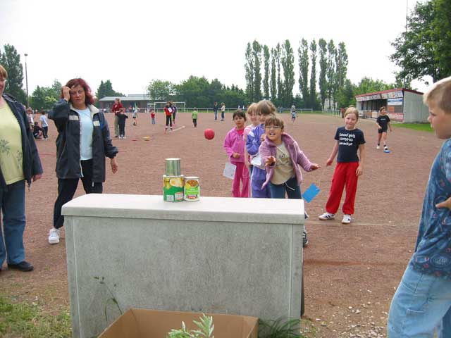 Hier die Kinder beim Dosenwerfen