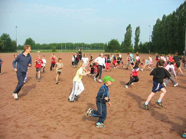 Laufen und Werfen sind die Disziplinen der Bundesjugendspiele. Daraus machte die Grundschule immer wieder ein kurzweiliges, lustiges Sportfest. Doch wie es sich gehört: zuerst wurde sich ordentlich warm gemacht. Dehnübungen und Kreisläufe