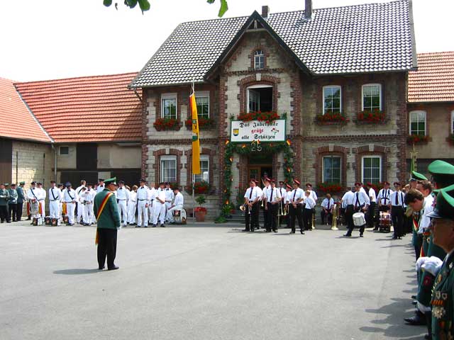 Der Schützenfestsonntag begann mit dem Antreten am Schützenhaus. Der erste Weg an diesem sonnigen Tag ging zum Oberst