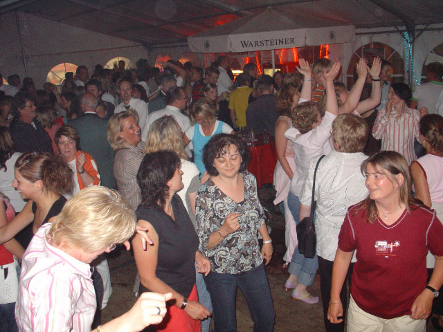 Das Discozelt, das sich im letzten Jahr so gut bewährt hatte, zog auch in diesem Jahr wieder viele Jugendliche und Junggebliebene an
