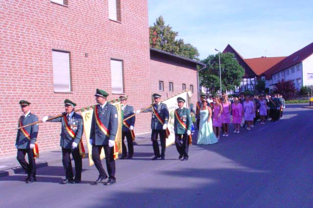 Am dritten sonnigen Tag ging es morgens früh vom Ehrenmal in Richtung Schützenhalle