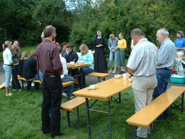 Anlässlich des Weltjugendtages waren in Alfen 8 junge Ukrainer zu Gast (2005)