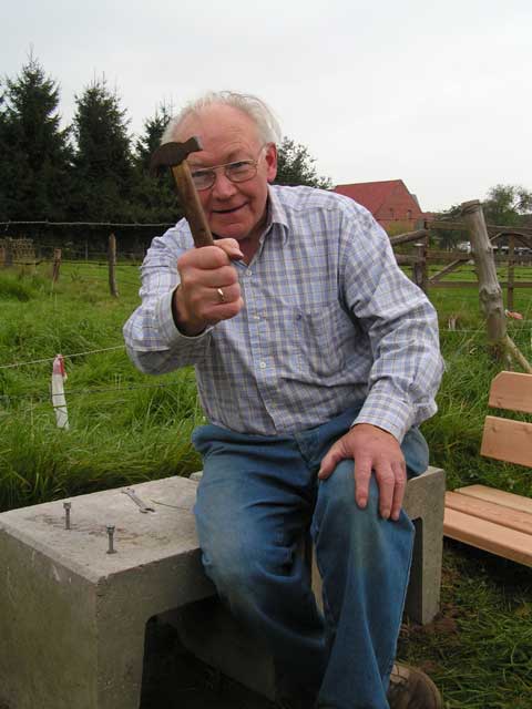 UKA Alfen: Neue Sitzbänke am Radweg in Alfen (2005)