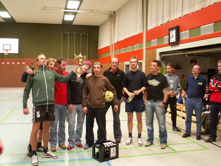 Die Volleyballer erhielten den Siegerpokal