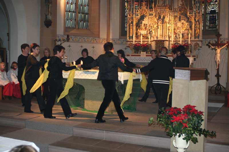 Begonnen wurde die Eröffnungsveranstaltung mit einer Eucharistiefeier in der Alfener Pfarrkirche, die durch die kfd unter Federführung von Relindis Salmen vorbereitet wurde.