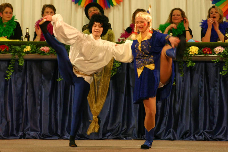 Daniela Minge und Susanne Michel schwangen das Tanzbein als Tritsch und Tratsch