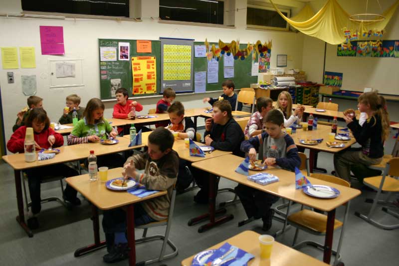 Zwischendurch wurde der leibliche Hunger der Lesehungrigen durch Familienpizzas gestillt. Dafür durften die 4er die Klasse der 1. benützen.