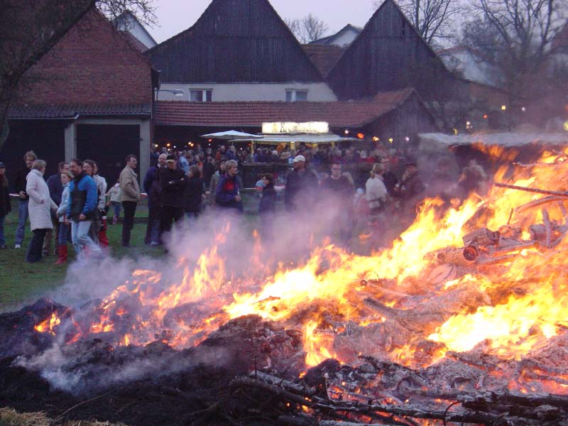 Nachdem das Wetter den ganzen Ostersonntag einen Spaziergang versagte, nutzten viele die Gelegenheit dem Osterfeuer einen Besuch abzustatten