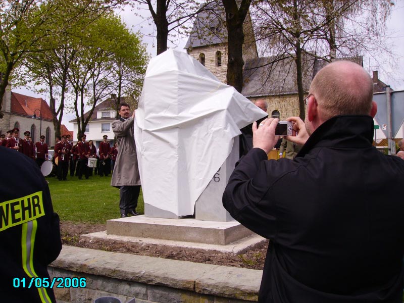975-Dorfjubiläum - Aufstellen des Vereinsbaumes und Einweihung der Gedenkstelen (2006)