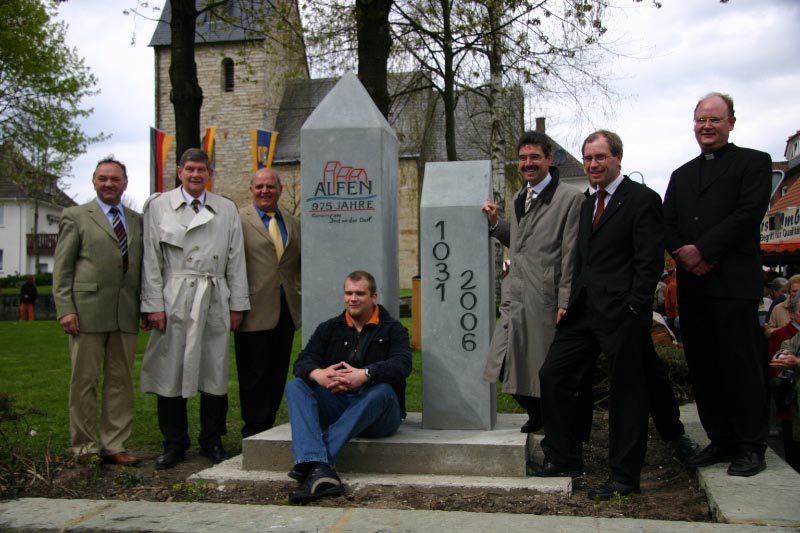 975-Dorfjubiläum - Aufstellen des Vereinsbaumes und Einweihung der Gedenkstelen (2006)
