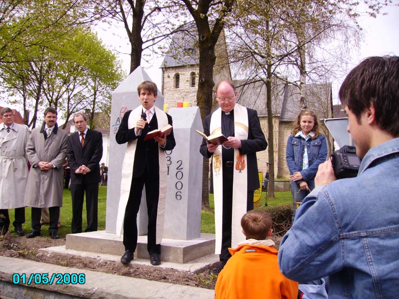 975-Dorfjubiläum - Aufstellen des Vereinsbaumes und Einweihung der Gedenkstelen (2006)
