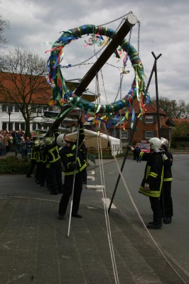 975-Dorfjubiläum - Aufstellen des Vereinsbaumes und Einweihung der Gedenkstelen (2006)