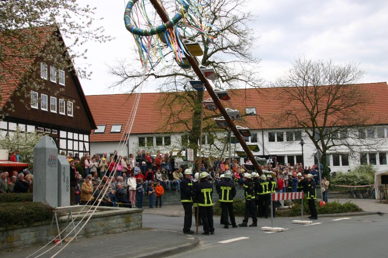 975-Dorfjubiläum - Aufstellen des Vereinsbaumes und Einweihung der Gedenkstelen (2006)