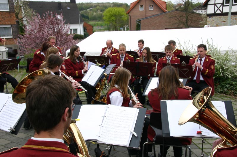 975-Dorfjubiläum - Aufstellen des Vereinsbaumes und Einweihung der Gedenkstelen (2006)