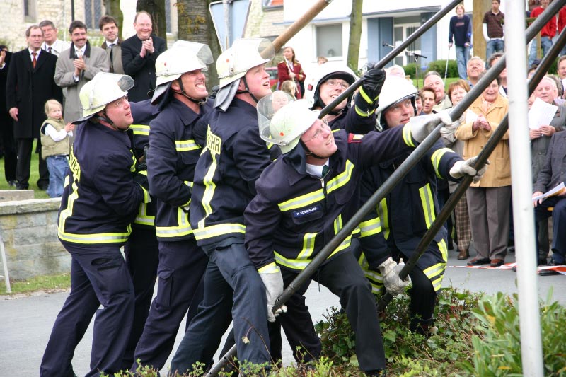 975-Dorfjubiläum - Aufstellen des Vereinsbaumes und Einweihung der Gedenkstelen (2006)