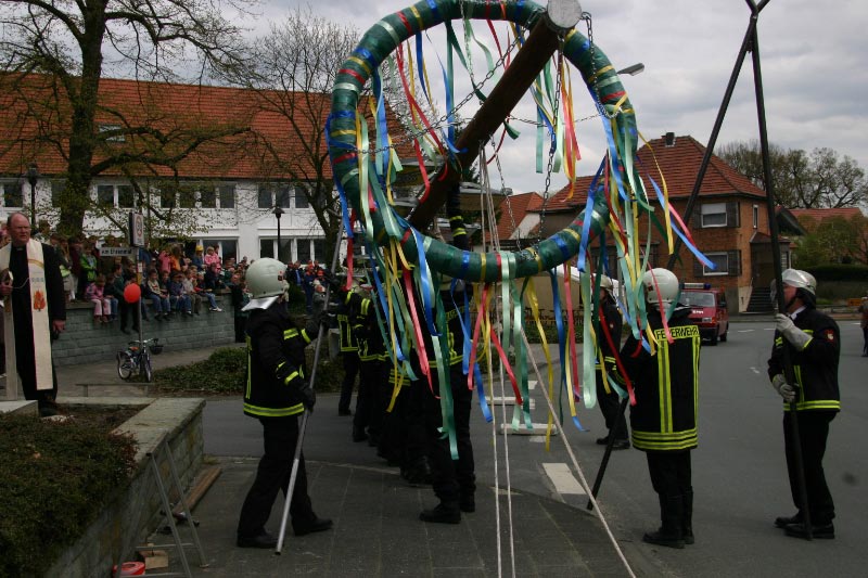 975-Dorfjubiläum - Aufstellen des Vereinsbaumes und Einweihung der Gedenkstelen (2006)