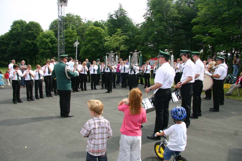 Der Spielmannszug der Alfener Schützenbruderschaft hatte bereits das amtierende Königspaar zur Messe geleitet. Auch unter der Vogelstange waren die Musiker aktiv