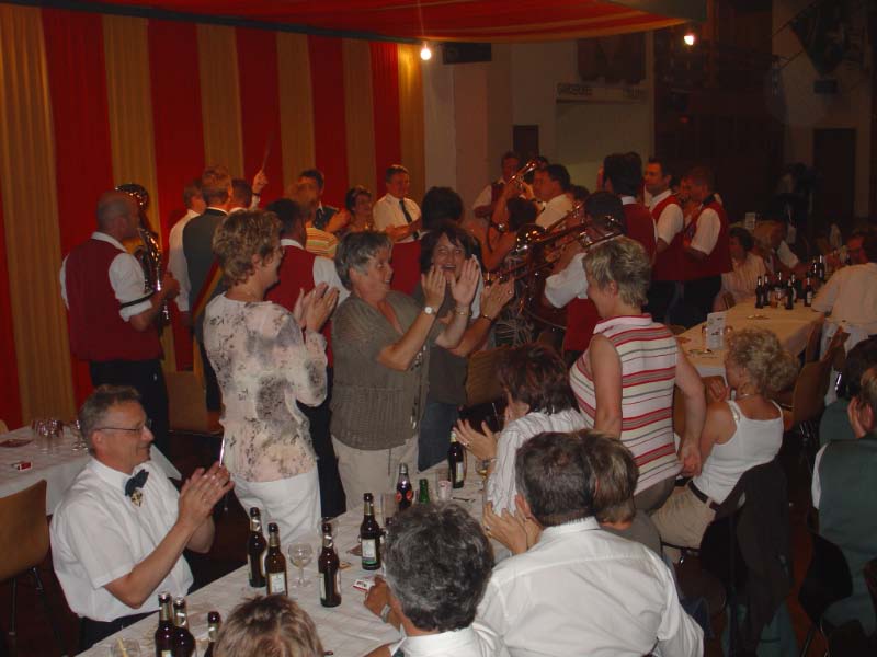 Beim mitternächtlichen Ständchen des Musikvereins Thüle standen die begeisterten Alfener auf den Stühlen