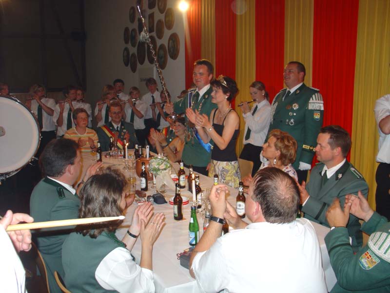 Am Königstisch war das Königspaar und ihr Hofstaat in bester Laune