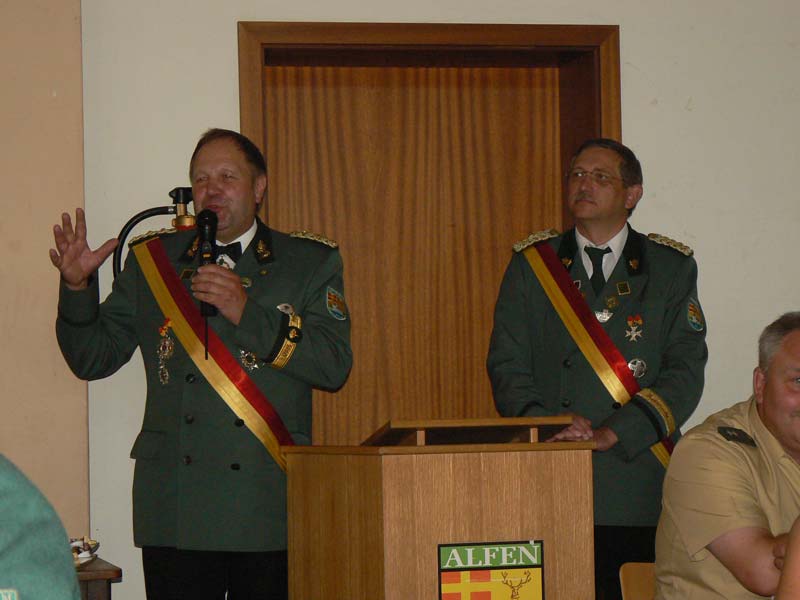 Oberst Drüke begrüßte alle anwesenden Schützen und die Ehrengäste der Alfener Bruderschaft