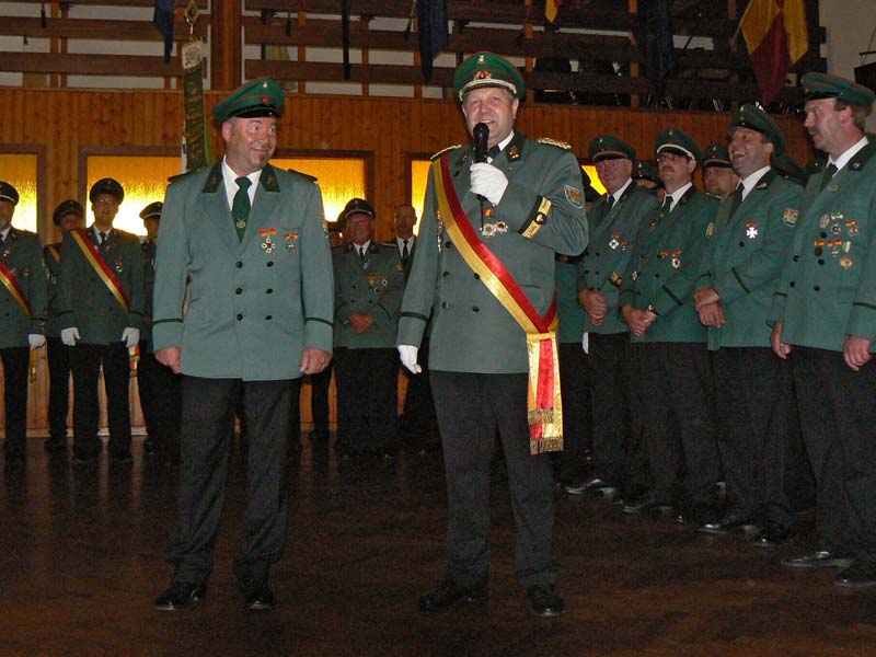 In der Schützenhalle angekommen ehrte Oberst Drüke Hans-Werner Habig für seine Verdienste