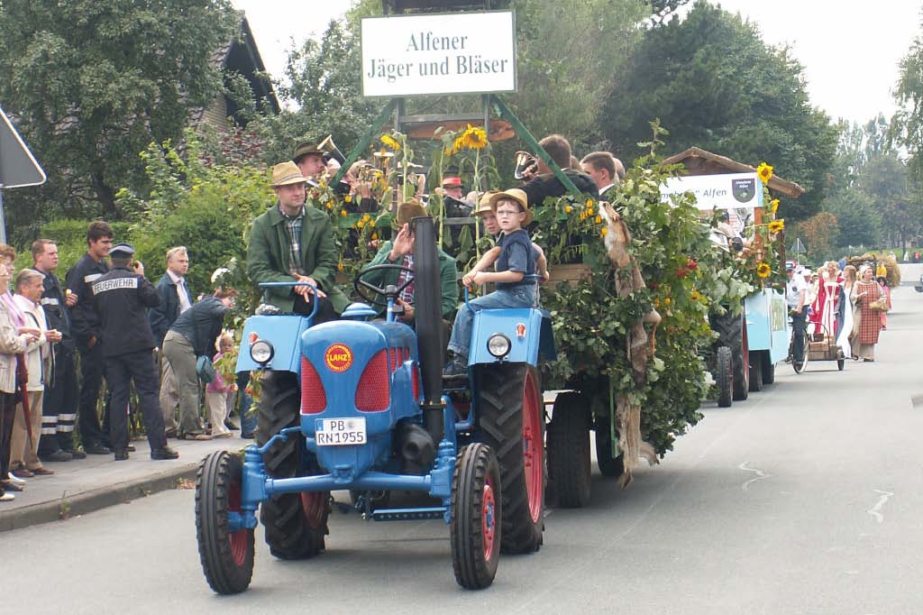 975-Dorfjubiläum - Umzug und Markt rund um den Kirchturm (2006)