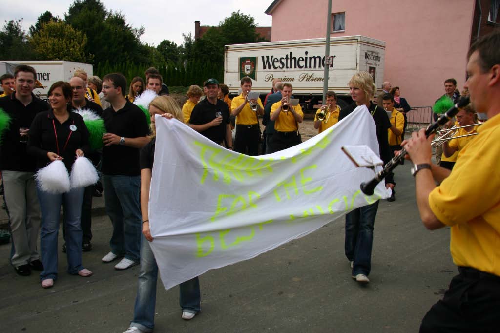 975-Dorfjubiläum - Umzug und Markt rund um den Kirchturm (2006)
