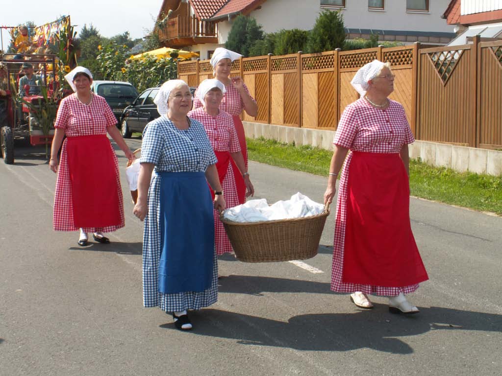 975-Dorfjubiläum - Umzug und Markt rund um den Kirchturm (2006)