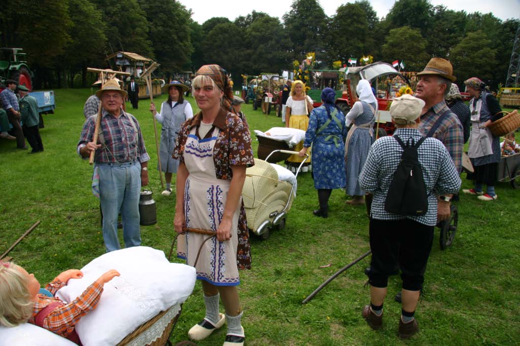 975-Dorfjubiläum - Umzug und Markt rund um den Kirchturm (2006)