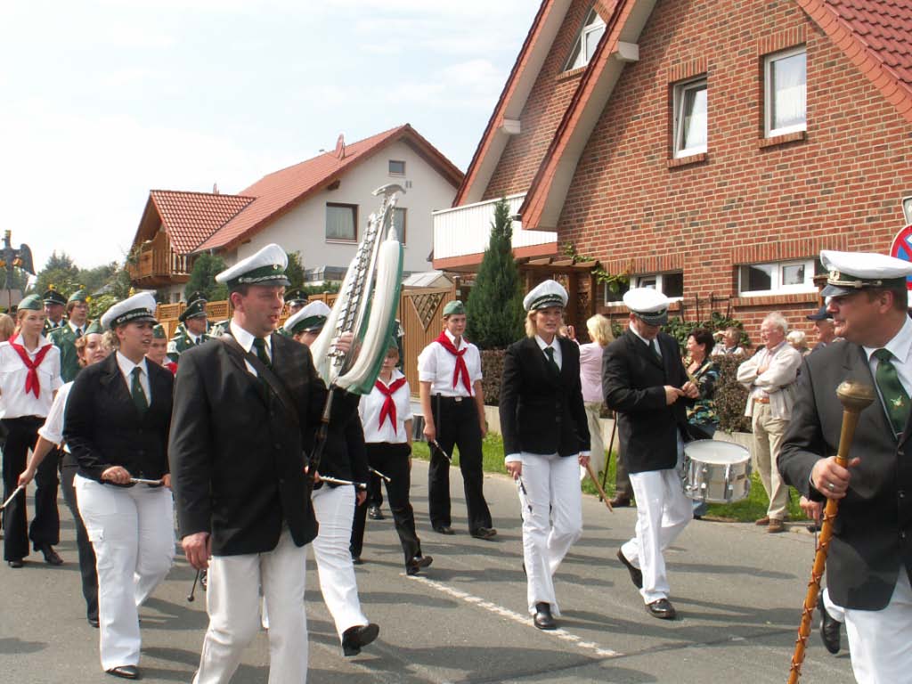 975-Dorfjubiläum - Umzug und Markt rund um den Kirchturm (2006)
