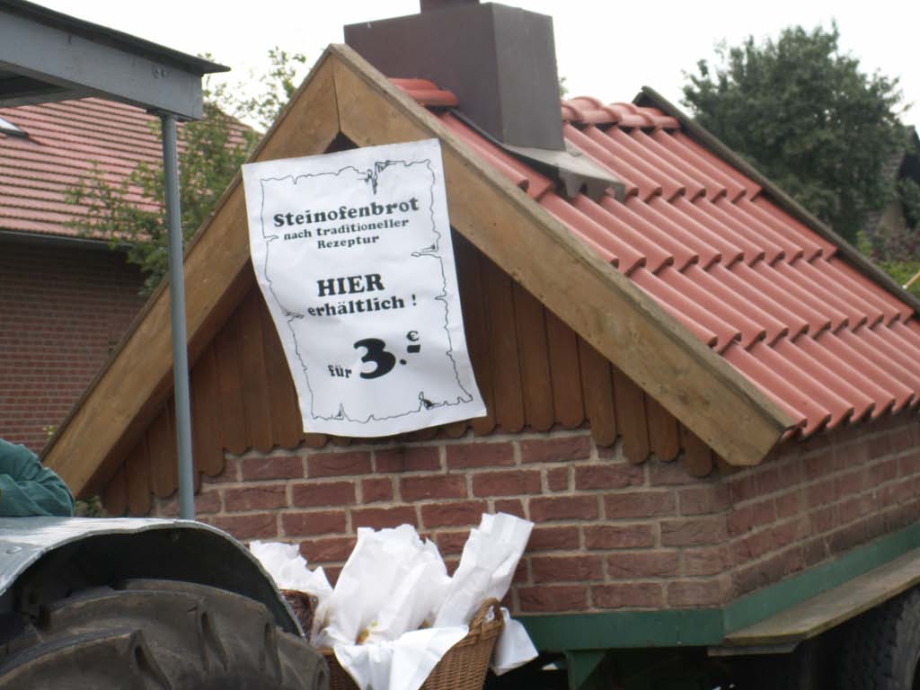 975-Dorfjubiläum - Umzug und Markt rund um den Kirchturm (2006)