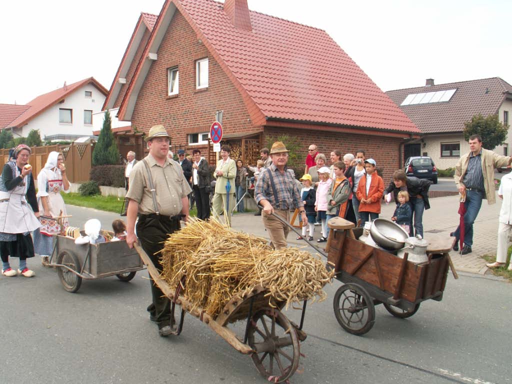 975-Dorfjubiläum - Umzug und Markt rund um den Kirchturm (2006)