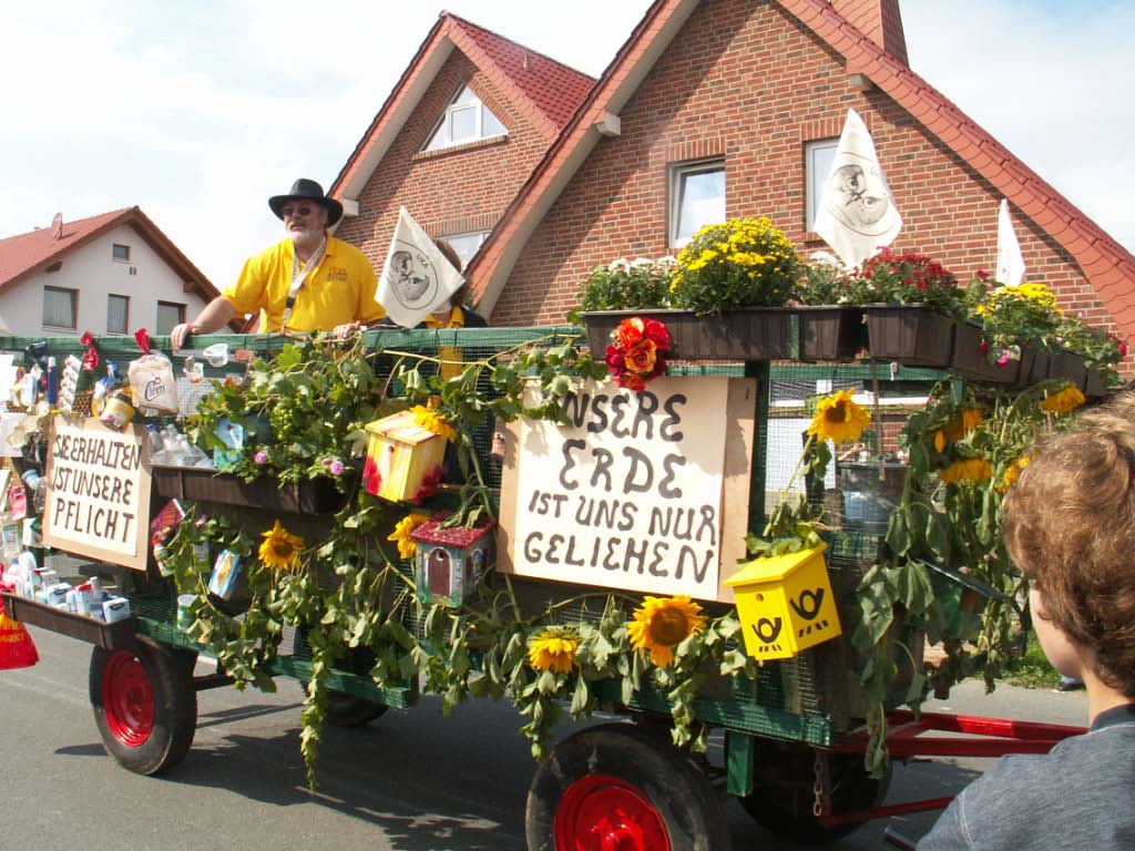 975-Dorfjubiläum - Umzug und Markt rund um den Kirchturm (2006)
