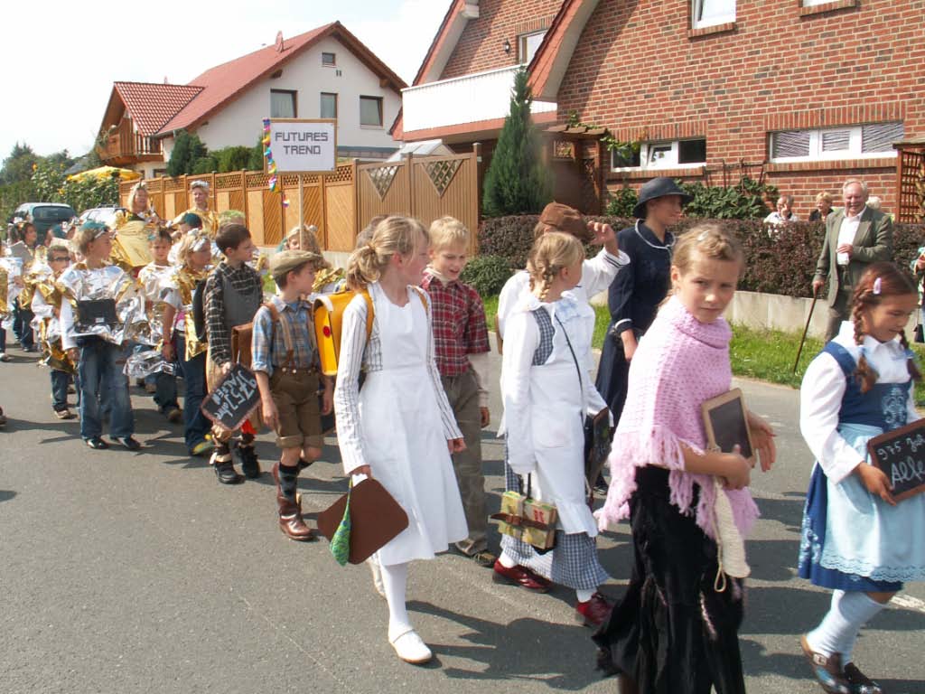 975-Dorfjubiläum - Umzug und Markt rund um den Kirchturm (2006)