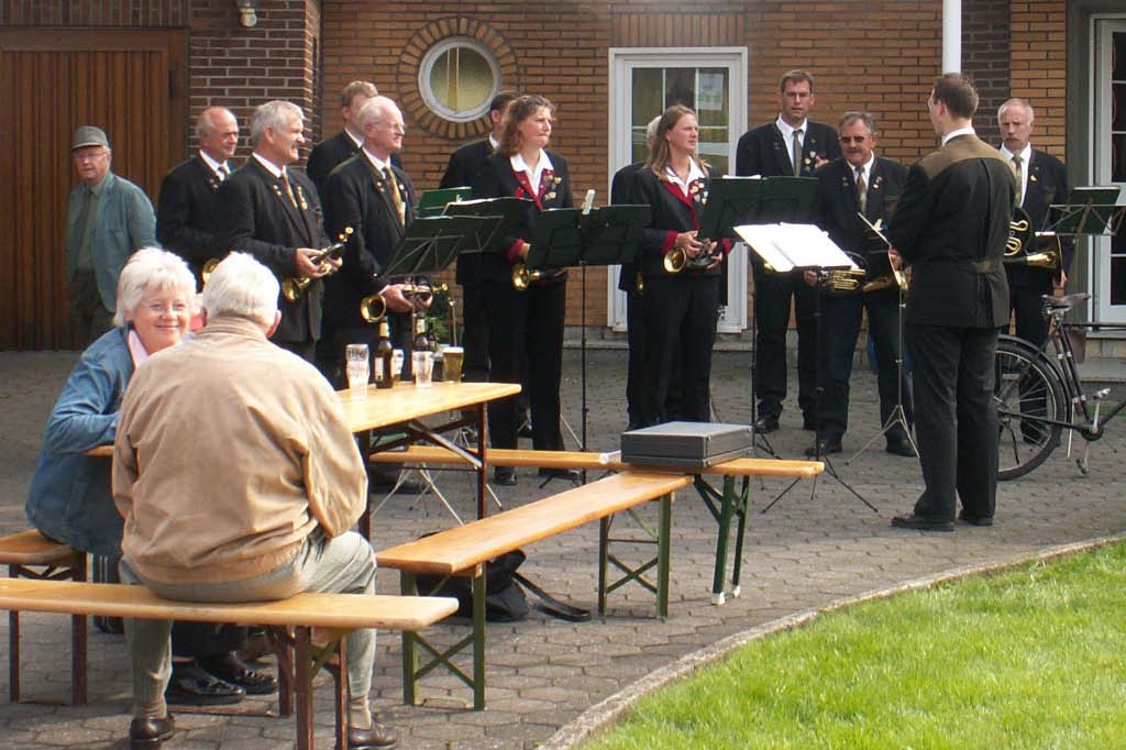 975-Dorfjubiläum - Umzug und Markt rund um den Kirchturm (2006)