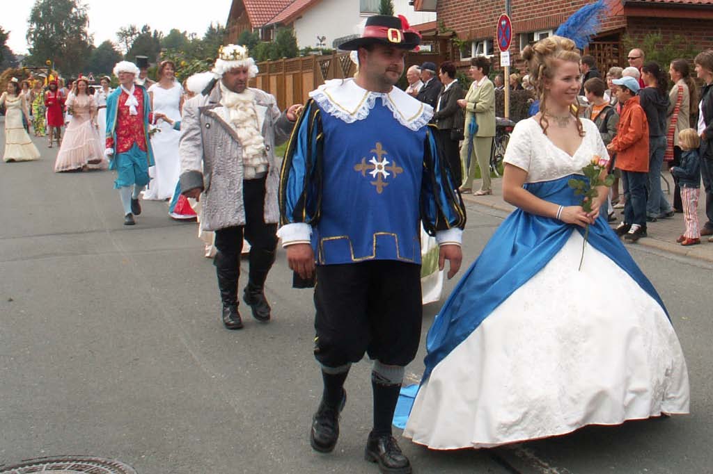 975-Dorfjubiläum - Umzug und Markt rund um den Kirchturm (2006)