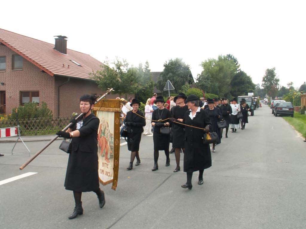 975-Dorfjubiläum - Umzug und Markt rund um den Kirchturm (2006)
