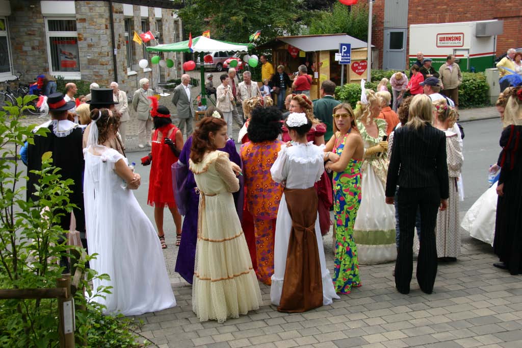 975-Dorfjubiläum - Umzug und Markt rund um den Kirchturm (2006)